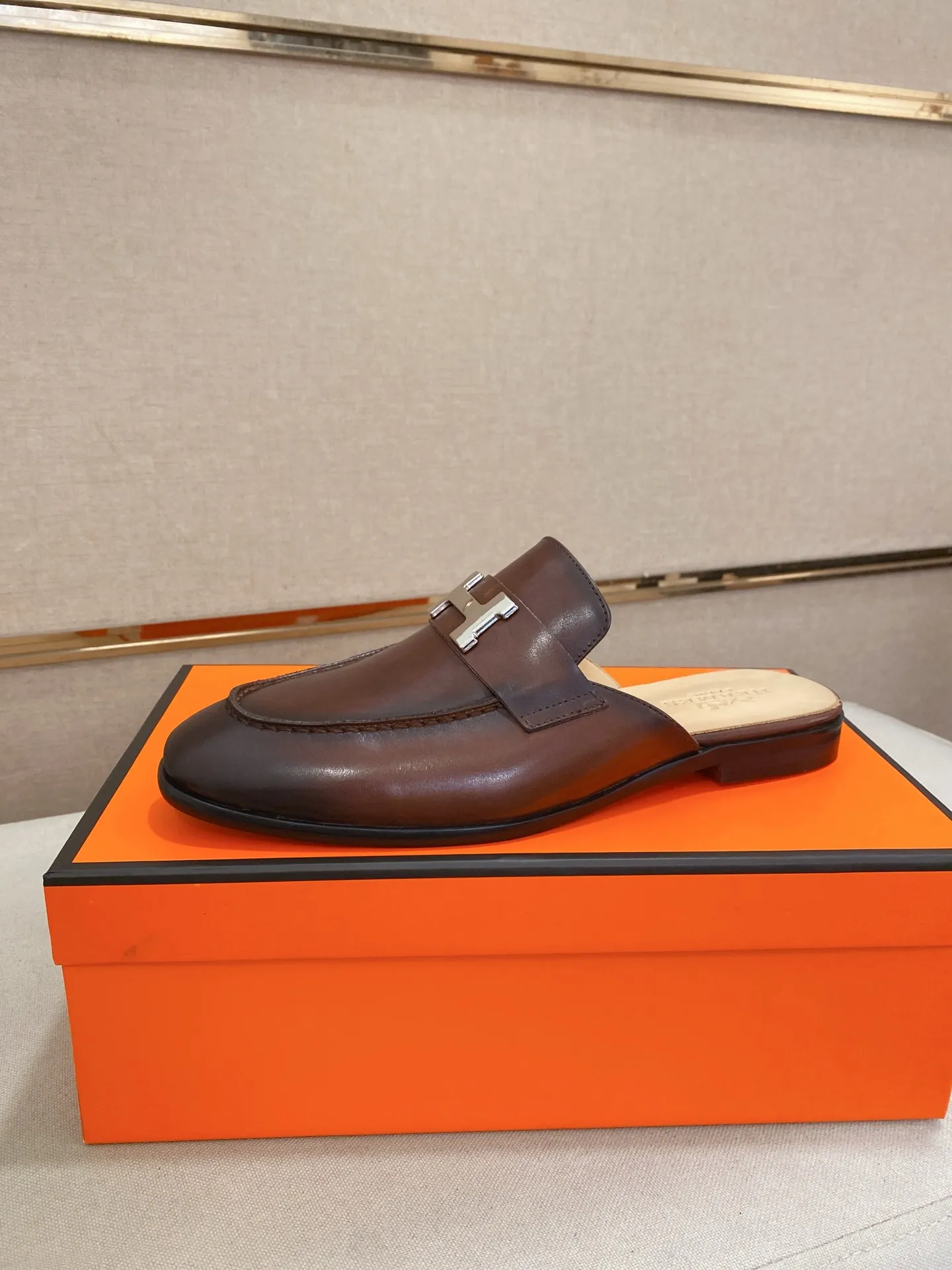 Men's clothing and shoes💰: 500💰《HERMES》【Classic original single version】Hermès half-drag; top 🔝purchasing agent🔍🔍 latest 🇺🇸 counter sale simultaneously, original ▲▲cowhide imported from Italy ▲▲Exquisite workmanship (Italian 🇮🇹Imported water-dyed 🐂cowhide lining) sole: original sole provided by the original factory, ⚠️exclusive double-layer activity·TPR·rubber·combined molded outsole; Yardage: 38-44. Can be customized45